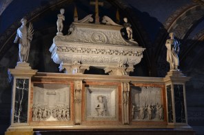 성 마르첼리노와 성 베드로의 유해함_by Benedetto Briosco_photo by Carlo DellOrto_in the Cathedral of the Assumption of Mary in Cremona_Italy.jpg